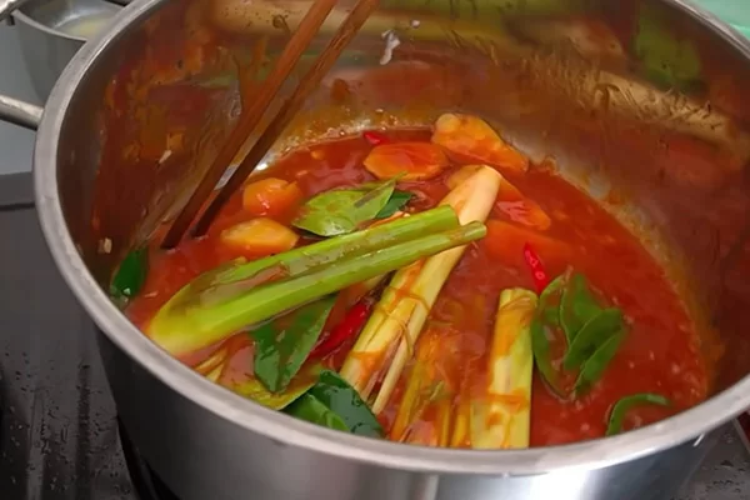 Cách làm lẩu Thái chua cay bằng bếp từ hình 4