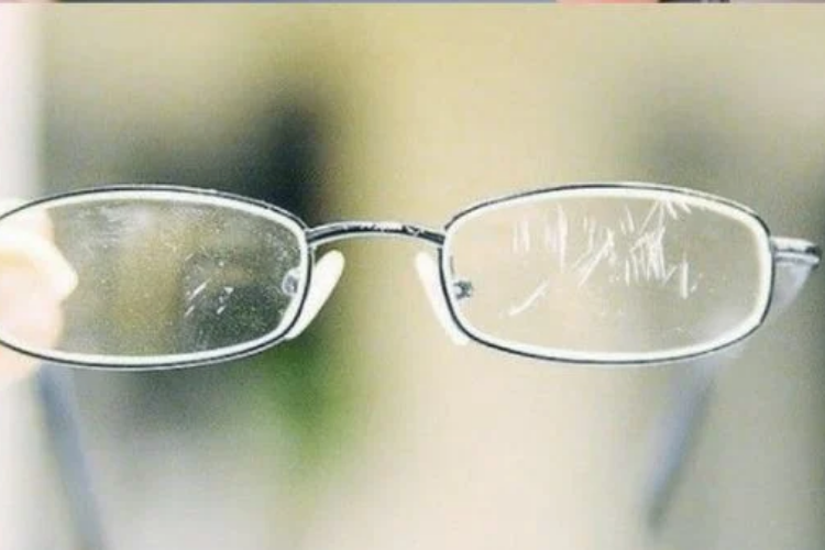 cách làm mờ vết xước trên mắt kính 5