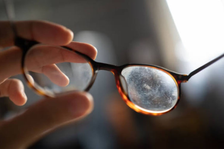 cách làm mờ vết xước trên mắt kính 1