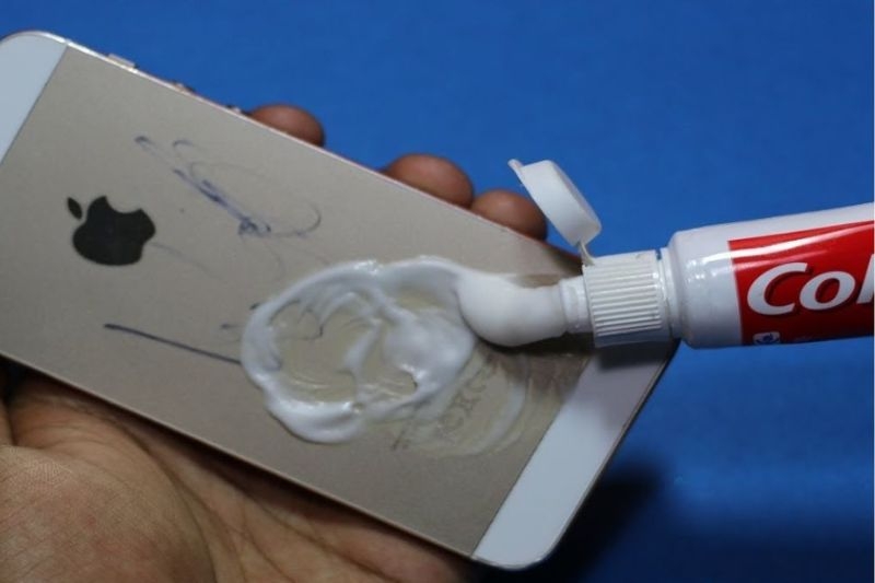 Cách làm mờ vết xước trên vỏ điện thoại ảnh 1