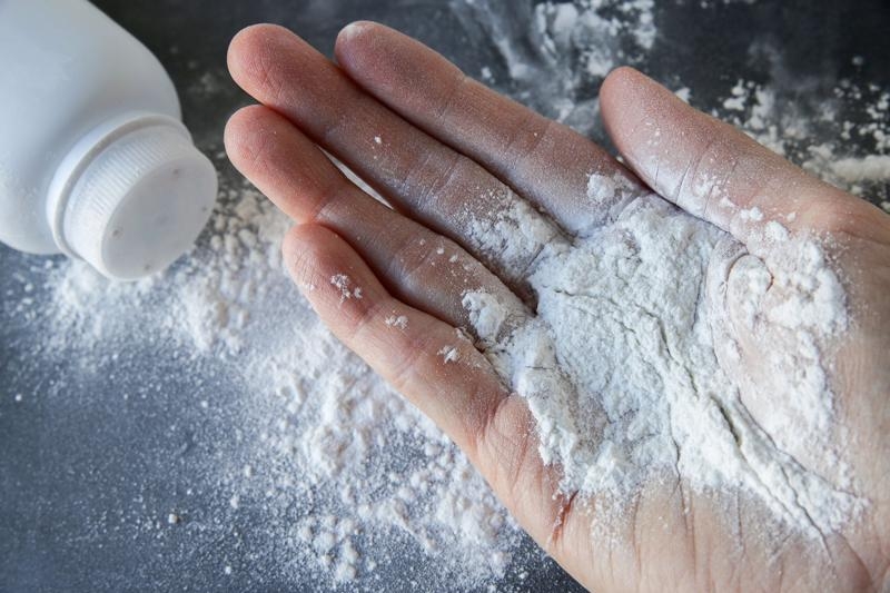Cách làm mờ vết xước trên vỏ điện thoại ảnh 3
