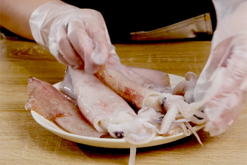 Cách làm mực hấp sả (hình 2)