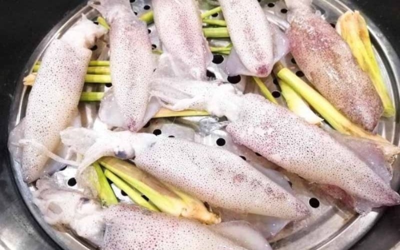 Cách làm mực hấp sả (hình 3)