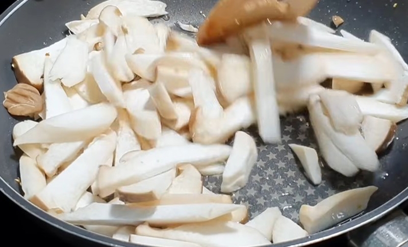 Cách làm nấm đùi gà xào tỏi (hình 6)