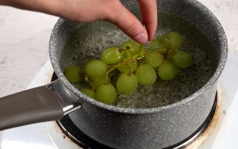 Trụng nho với nước sôi