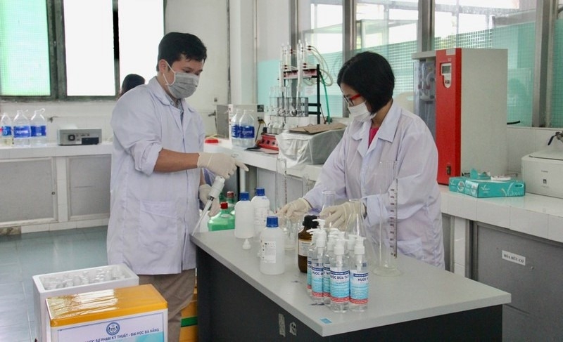cách làm nước rửa tay khô hình 1