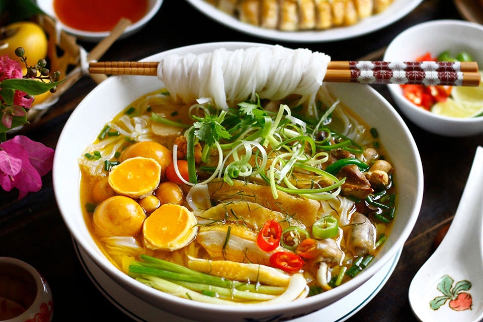 Cách làm phở gà Hà Nội chuẩn vị phố cổ với nước dùng trong, ngọt và thơm tự nhiên