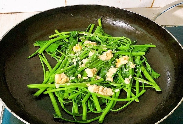 Cách làm rau muống xào chao (Hình 3)