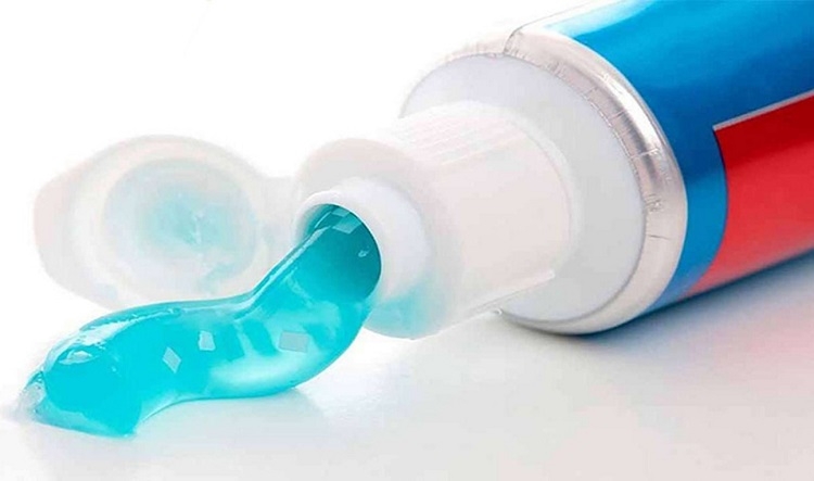 Cách làm sáng kính mũ bảo hiểm bị xước (Hình 1)