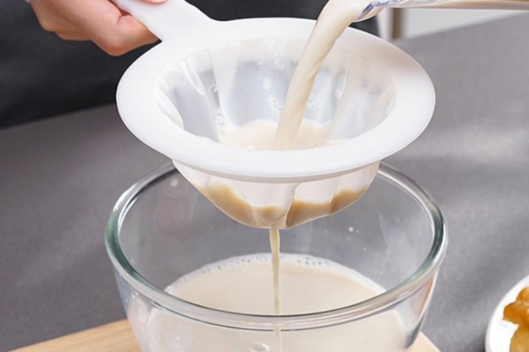 Cách làm sữa óc chó hạnh nhân hình 7