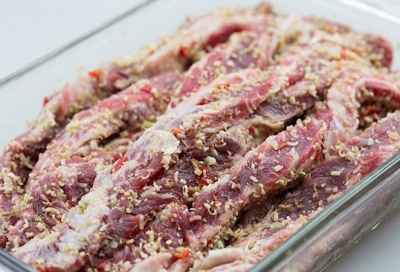Cách làm sườn bò om dưa cải chua 4