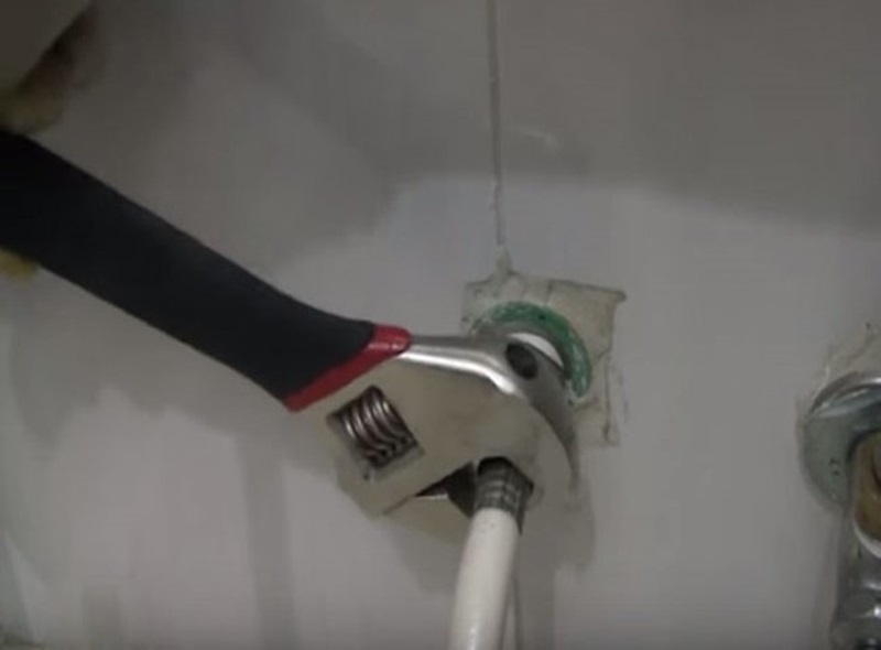 cách lắp vòi xịt vệ sinh 4