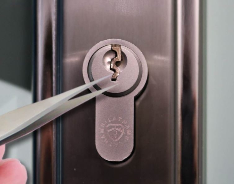 cách lấy chìa khóa bị gãy 3