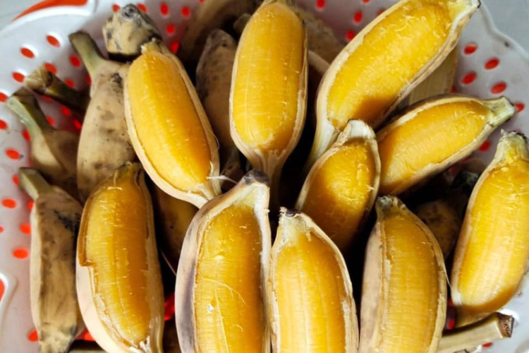 Cách luộc chuối sáp hình 2