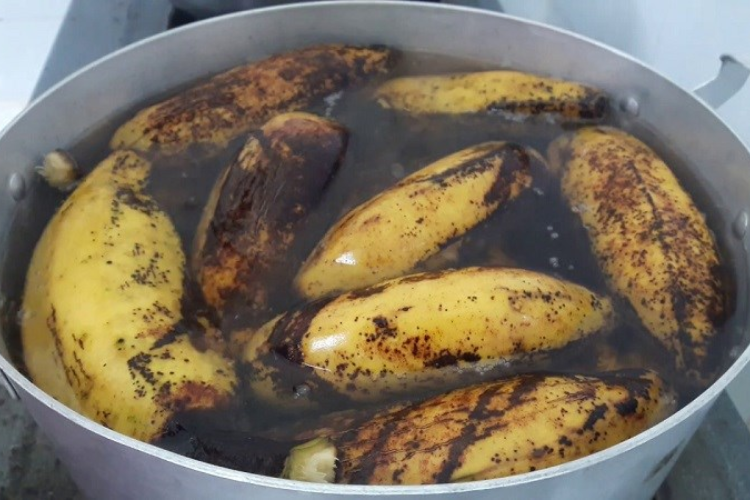 Cách luộc chuối sáp hình 5