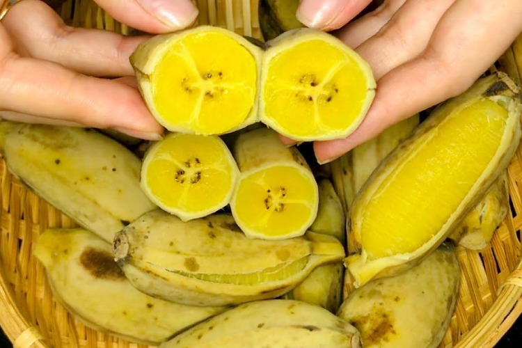 Cách luộc chuối sáp hình 6
