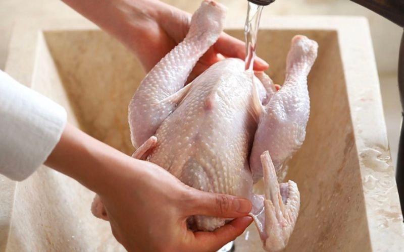 cách luộc gà không bị đỏ xương 2