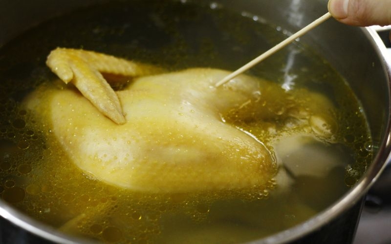 cách luộc gà không bị đỏ xương 3