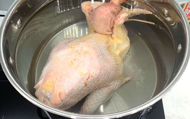 cách luộc gà không bị đỏ xương 4