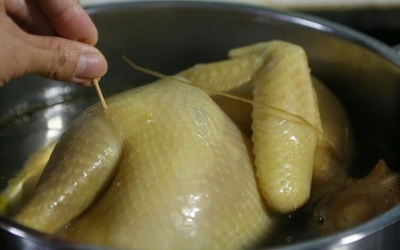 cách luộc gà không bị đỏ xương 5