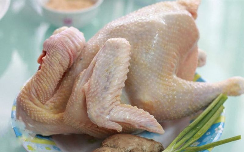 cách luộc gà không bị đỏ xương 7