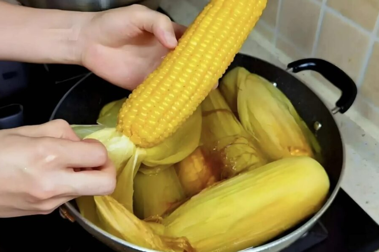 cách luộc ngô hình 6