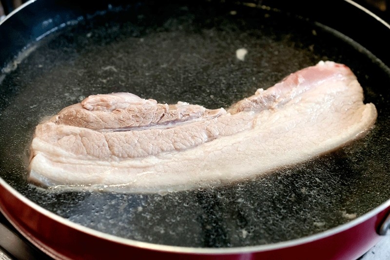 cách luộc thịt ba chỉ 4