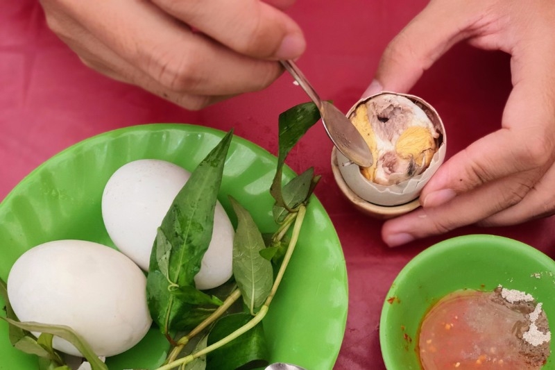cách luộc trứng vịt lộn 7