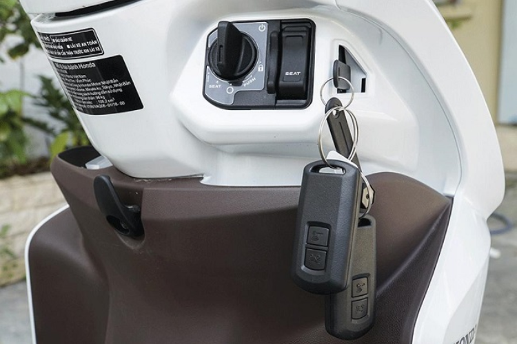 Cách mở cốp xe Vision hình 3