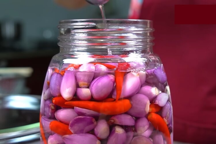 Cách muối dưa hành giòn ngon đúng chuẩn cho cả bữa cơm ngày Tết lẫn ngày thường