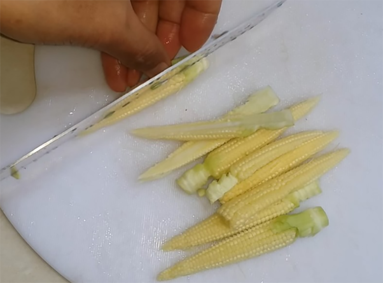 Cách nấu bắp non kho cánh gà (hình 5)