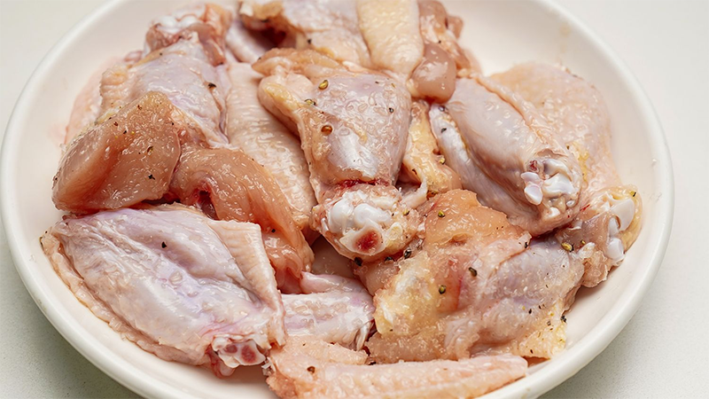 Cách nấu bắp non kho cánh gà (hình 6)