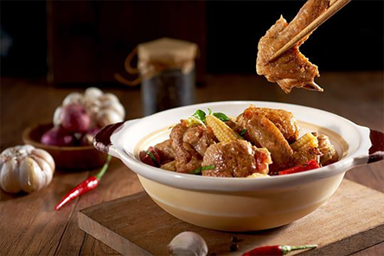 Cách nấu bắp non kho cánh gà (hình 8)