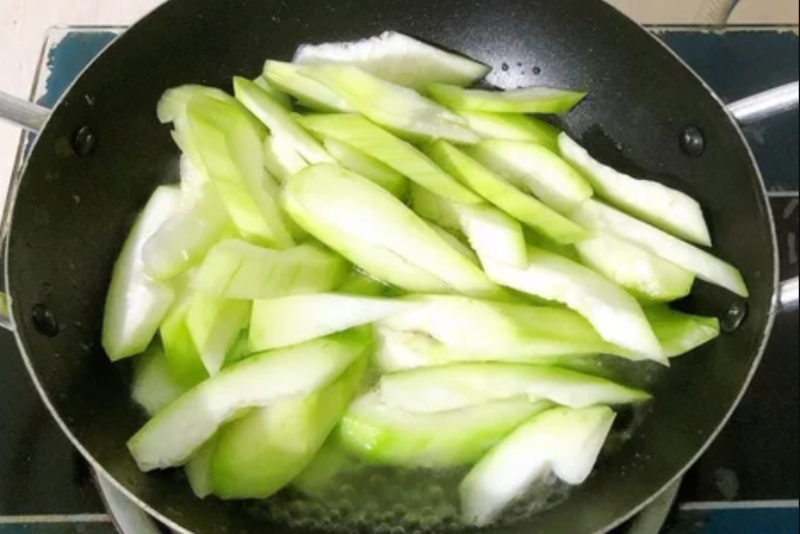 Cách nấu bầu xào trứng - hình 4