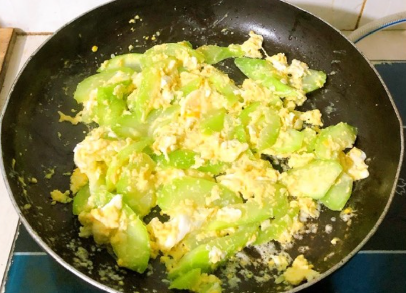 Cách nấu bầu xào trứng - hình 5