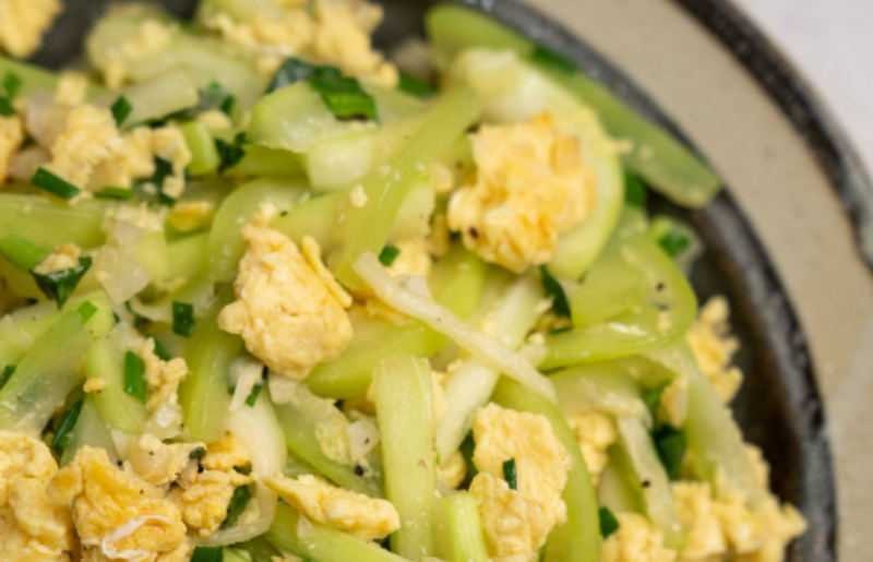 Cách nấu bầu xào trứng - hình 7