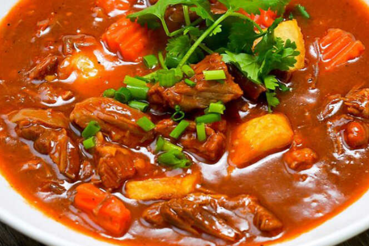 Cách nấu bò sốt vang với gấc 1