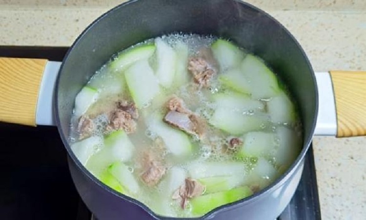 Cách nấu canh bí xanh với xương (Hình 4)