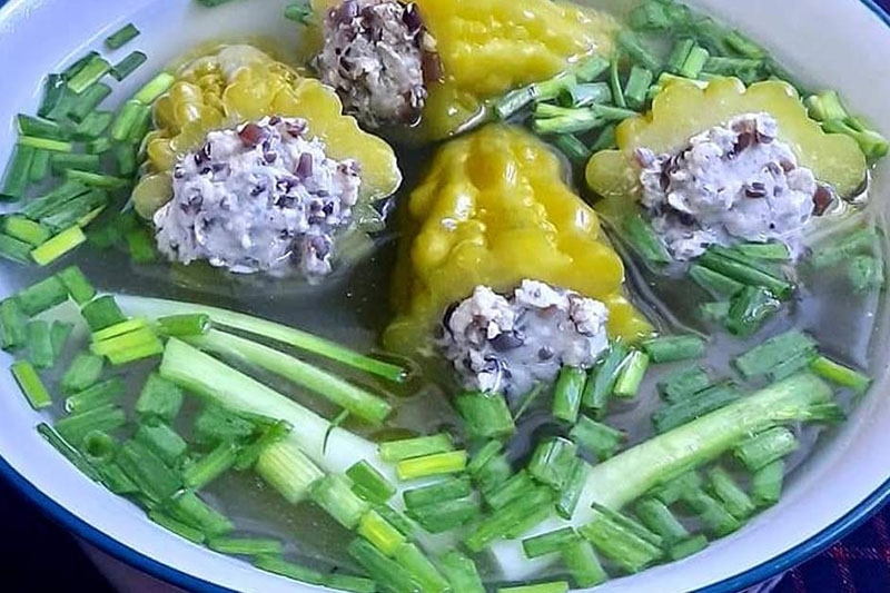 Cách nấu canh mướp đắng hầm (hình 8)