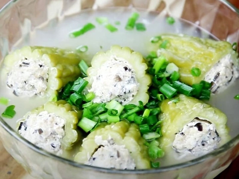 Cách nấu canh mướp đắng hầm (hình 9)