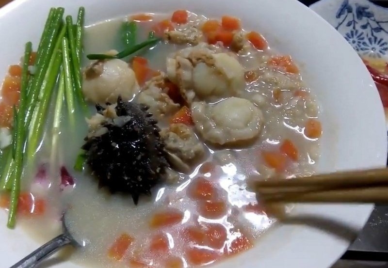 Cháo hải sâm khô sò điệp nóng hổi, hấp dẫn và dinh dưỡng