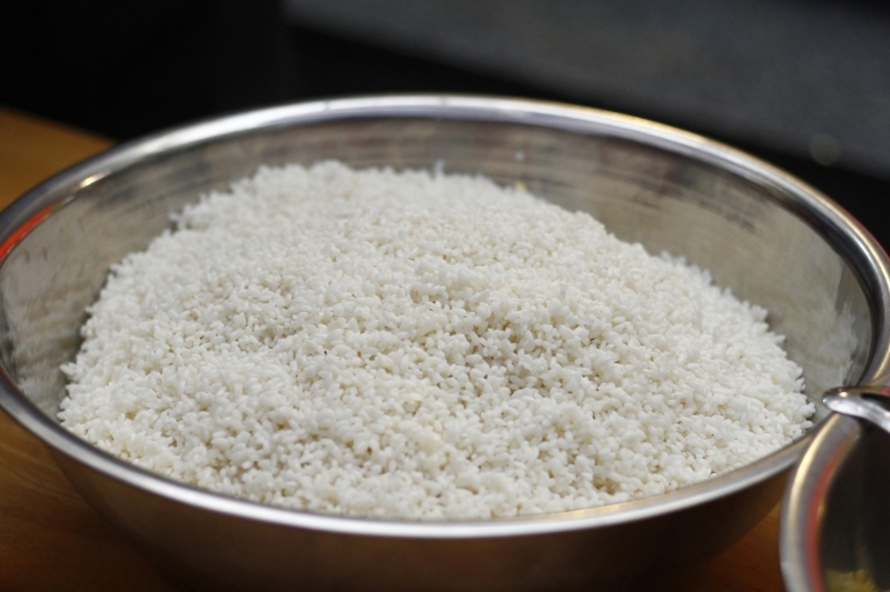Bước 1: Vo sạch và ngâm hạt gạo nếp