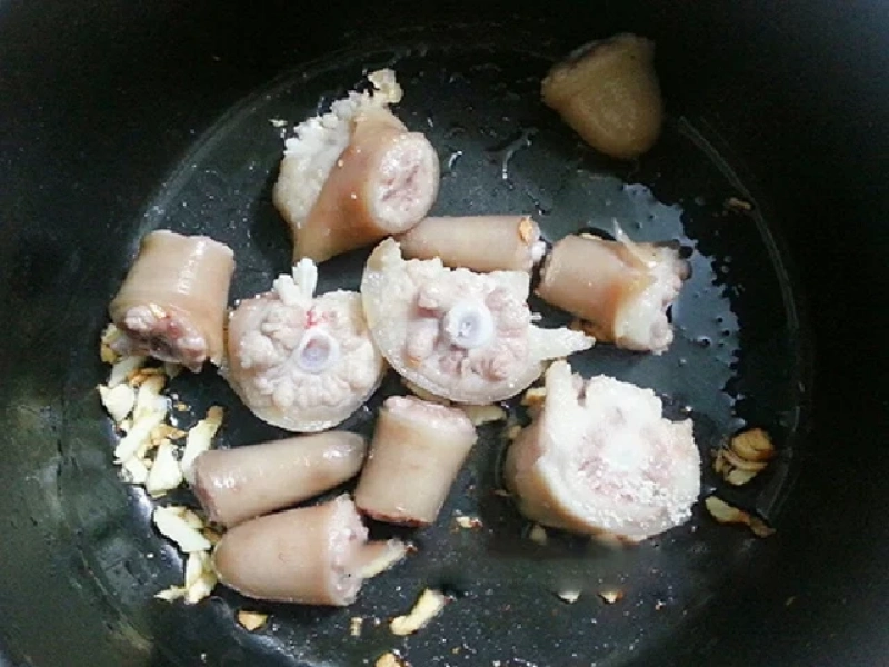 cách nấu đuôi heo hầm rau củ ảnh 8