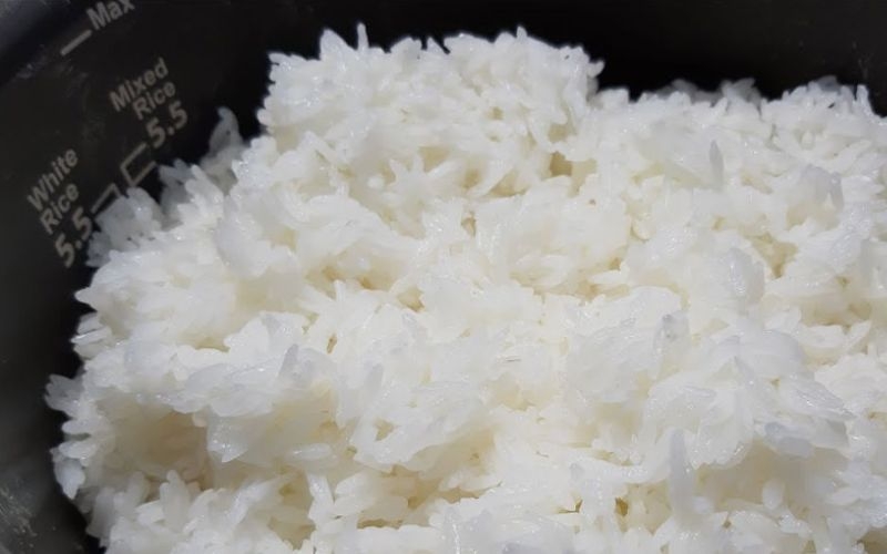 Cách nấu gạo ST25 chín đều bằng nồi cơm điện