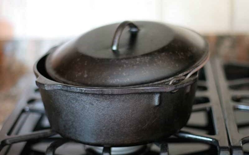 Cách nấu gạo ST25 chín đều bằng nồi gang