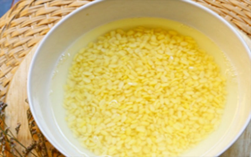 Cách nấu xôi nghệ vàng bằng nồi cơm điện (hình 5)