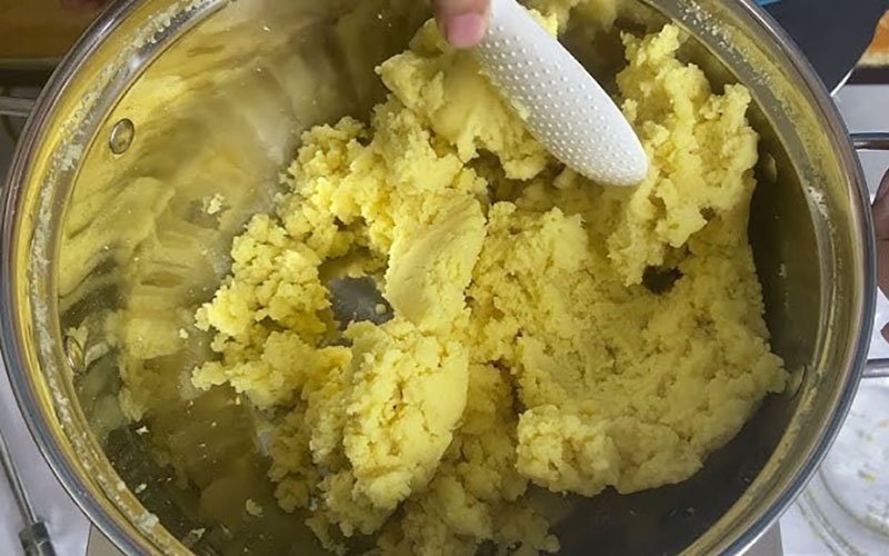 Cách nấu xôi nghệ vàng bằng nồi cơm điện (hình 6)