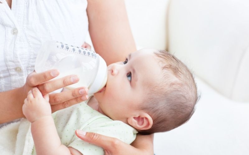 Kiểm tra nhiệt độ sữa và cho bé uống