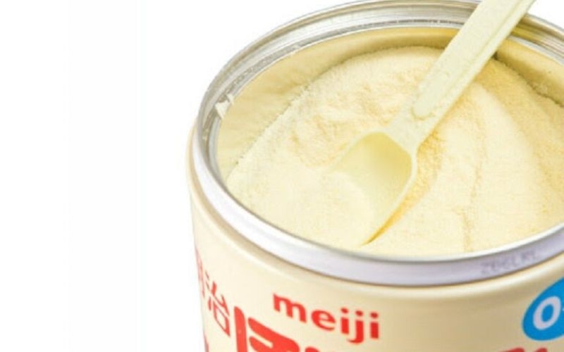 Mở nắp hộp sữa Meiji