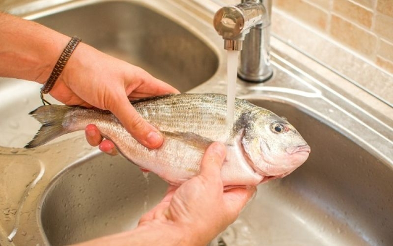 cách rán cá ngoài giòn trong mềm 1